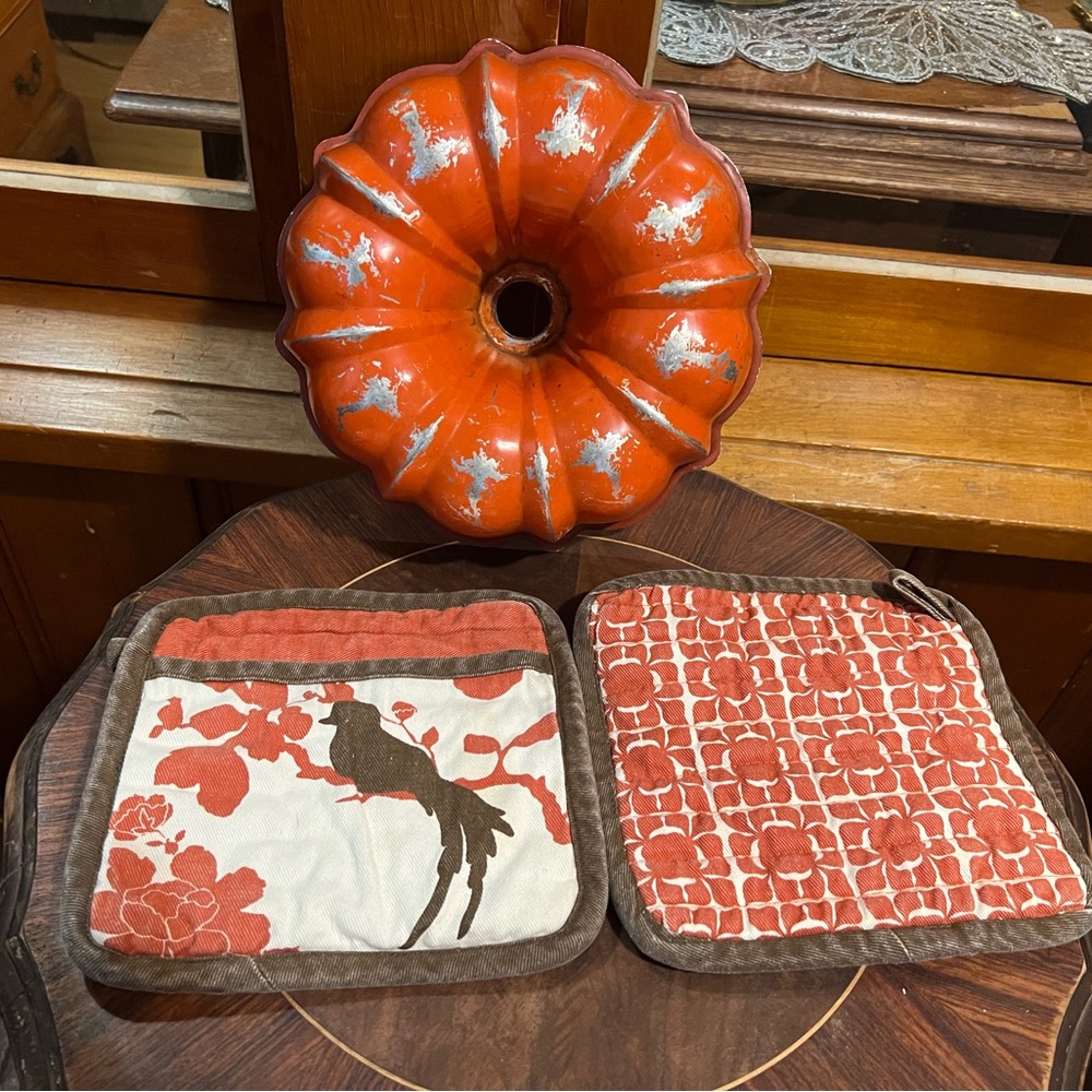 VINTAGE BUNDT PAN 10” 2 POT HOLDER MITS DISTRESSED RUSTIC ORANGE BROWN MCM
